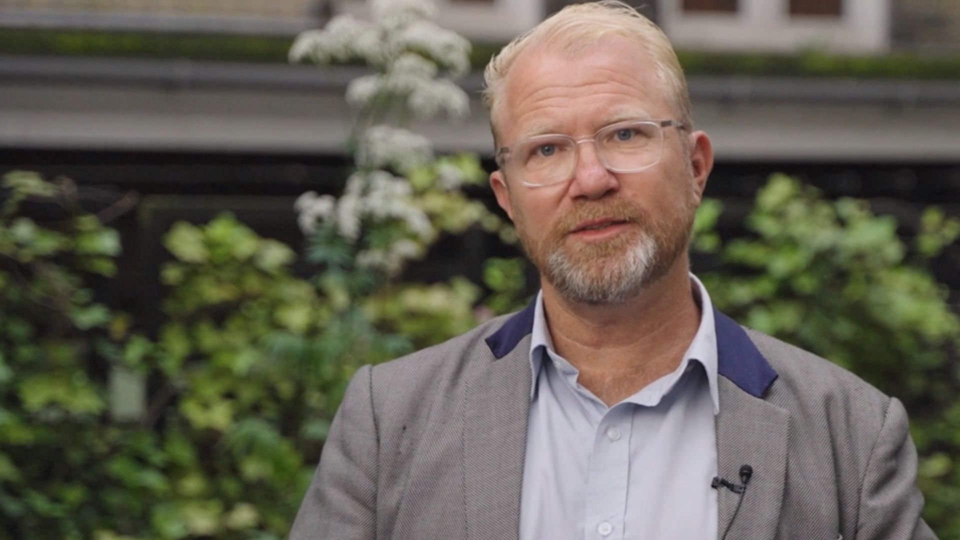 Om Mikal Holt Consult